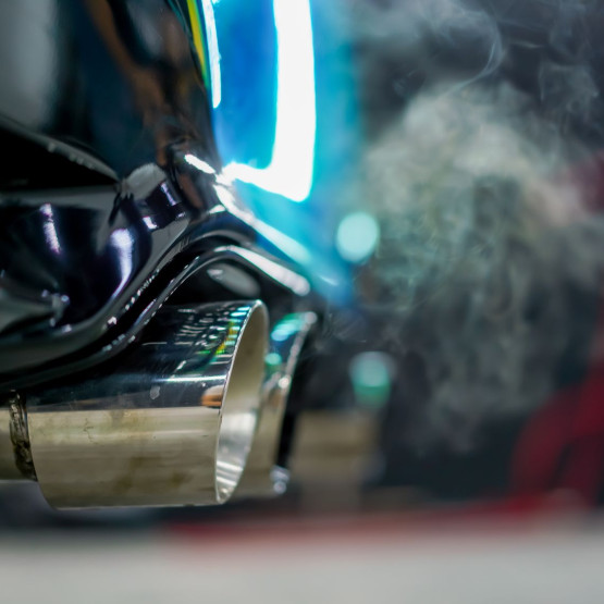 dym silnika samochodu