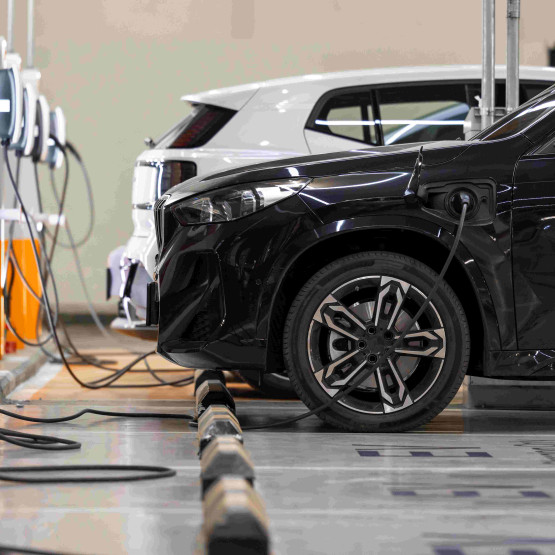 BMW wyprzedza Teslę: Nowy układ sił na rynku aut elektrycznych
