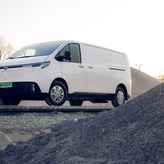 Tak wygląda elektryczny van z napędem na cztery koła. Ma 204 KM i zasięg do 335 km