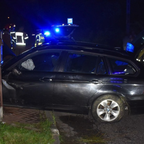 Pijany kierowca BMW wjechał w ogrodzenie. Policja wnioskuje o jego wydalenie z Polski