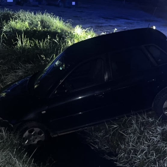 Audi po zakończeniu pościgu w rzece Wyżnicy; źródło: krasnik.policja.gov.pl