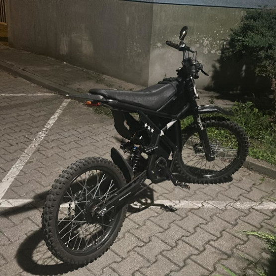 Ciemny elektryczny jednoślad zabezpieczony przez policjantów. Zdjęcie: praga-polnoc.policja.gov.pl