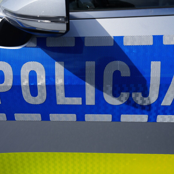 Fragment oznakowanego radiowozu Policji. Źródło: malopolska.policja.gov.pl