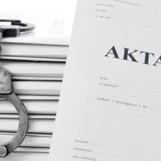 Kajdanki i akta sprawy karnej dotyczącej kierowcy z dożywotnim zakazem prowadzenia. Źródło: inowroclaw.policja.gov.pl