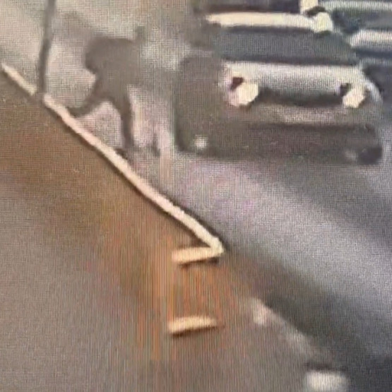 Klatka z nagrania pokazująca nastolatka na hulajnodze zderzającego się ze Skodą w Strzelcach Opolskich. Źródło: opolska.policja.gov.pl