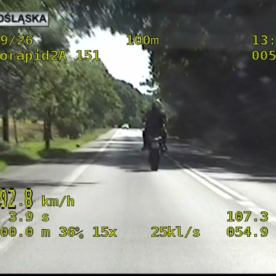 Klatka z policyjnego nagrania przedstawiająca motocyklistę jadącego drogą; źródło zdjęcia: dolnoslaska.policja.gov.pl.