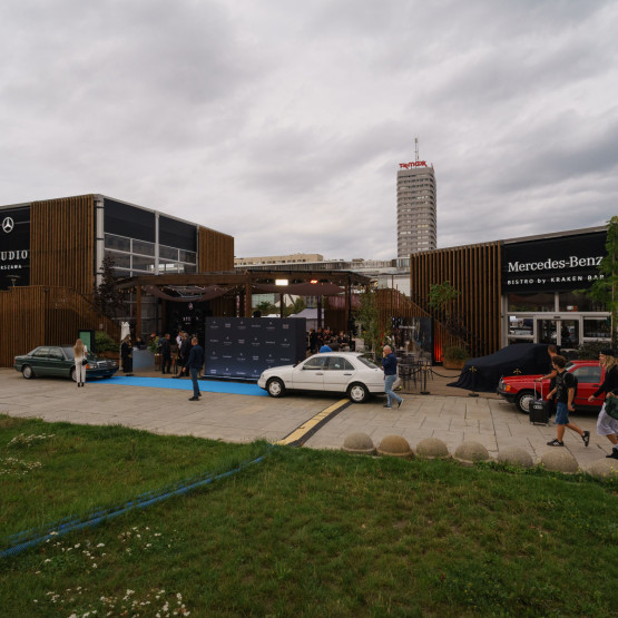 Mercedes-Benz Studio Warszawa na Placu Defilad z samochodami przed obiektem