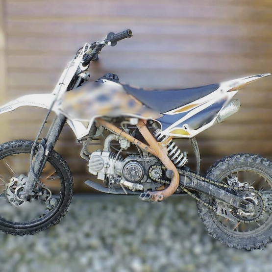 Motocykl cross bez tablic zabezpieczony przez policję; źródło: slaska.policja.gov.pl
