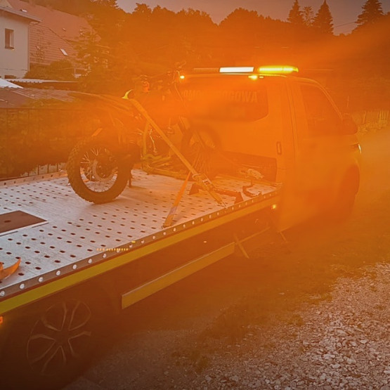 Motocykl zabezpieczony po policyjnym pościgu w Walimiu, źródło: dolnoslaska.policja.gov.pl