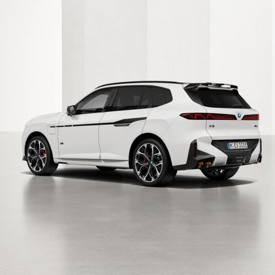 BMW X5 i iX5 dostaną nowe akcesoria. Boxy dachowe mają do 550 litrów