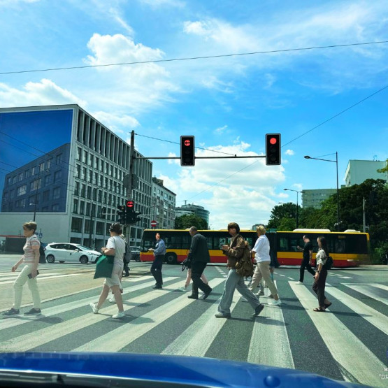 Piesi na przejściu w Warszawie obserwowani z radiowozu, źródło: ksp.policja.gov.pl