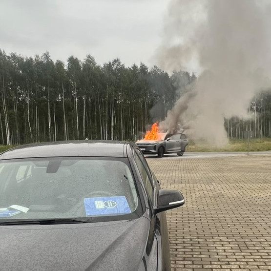 Płonący samochód Omoda w Zdziarach podczas policyjnej kontroli; źródło: podkarpacka.policja.gov.pl