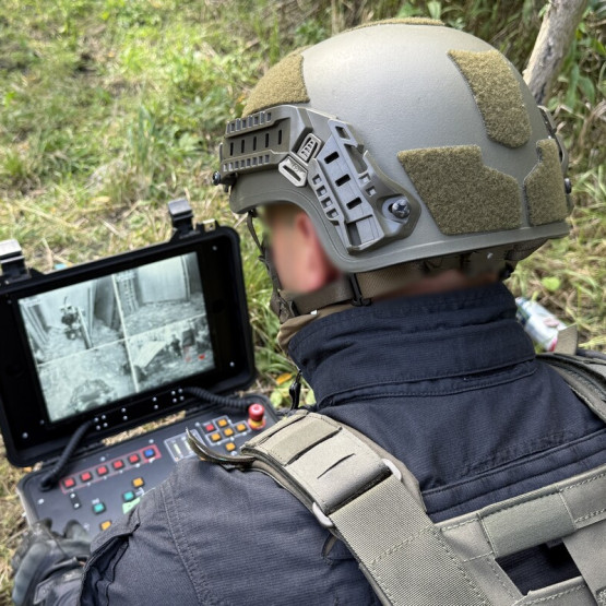 Policjanci podczas przeszukania związanego z uszkodzeniem Peugeota w Sosnowcu. Fot. slaska.policja.gov.pl