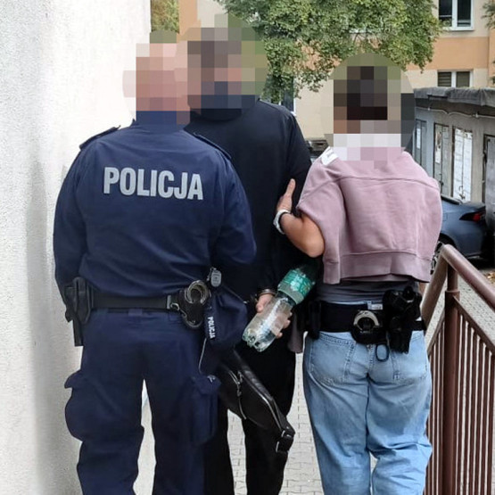 Policjanci podczas zatrzymania 46-letniego podejrzanego, zdjęcie z ochota.policja.gov.pl