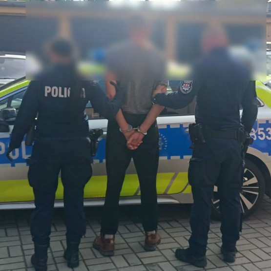 Policjanci prowadzą zatrzymanego mężczyznę. Źródło: dolnoslaska.policja.gov.pl