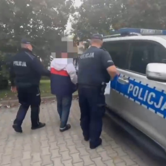 Policjanci z zatrzymanym 26-letnim kierowcą w Warszawie. Źródło: wola.policja.gov.pl
