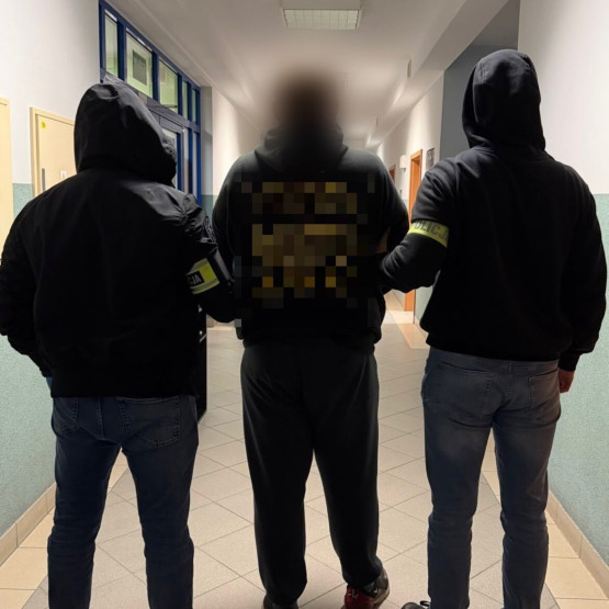 Policjanci z zatrzymanym 35-latkiem, zdjęcie z gdansk.policja.gov.pl