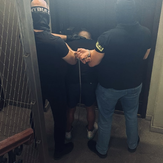 Policjanci z zatrzymanym mężczyzną. Źródło: policja.pl, wielkopolska.policja.gov.pl.