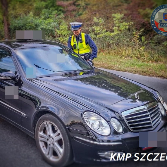 Policjant podczas kontroli Mercedesa w Szczecinie. Źródło: policja.pl, szczecin.policja.gov.pl.