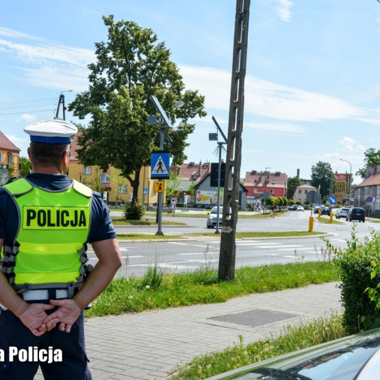 Policjant podczas służby związanej z bezpieczeństwem pieszych