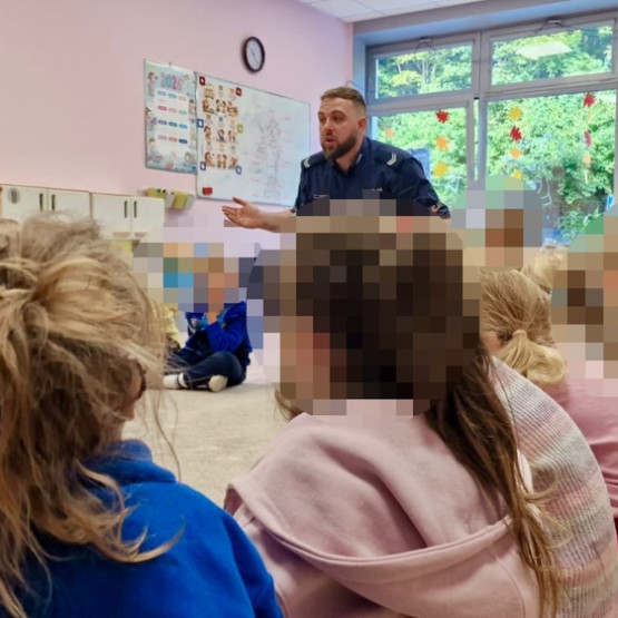 Policjant rozmawia z przedszkolakami o bezpieczeństwie i odblaskach, źródło: gdansk.policja.gov.pl
