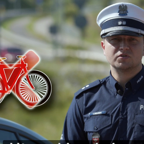 Policjant ruchu drogowego podczas filmu o zasadach korzystania z elektrycznych jednośladów. Źródło: warminsko-mazurska.policja.gov.pl