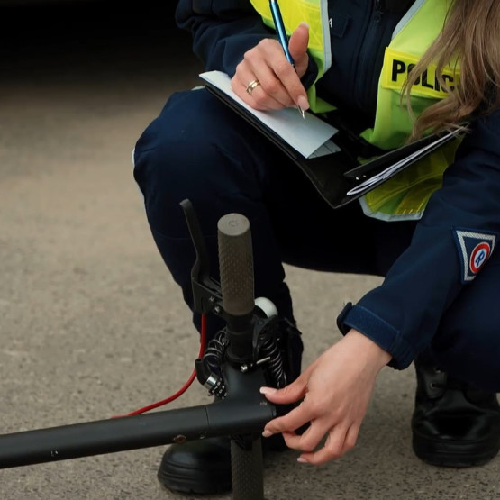 Policjantka dokumentuje hulajnogę elektryczną, zdjęcie z mazowiecka.policja.gov.pl