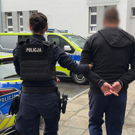 Policjantka przy zatrzymanym mężczyźnie, źródło: opolska.policja.gov.pl
