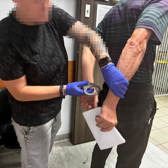 Policjantka zakłada kajdanki zatrzymanemu, źródło: praga-polnoc.policja.gov.pl