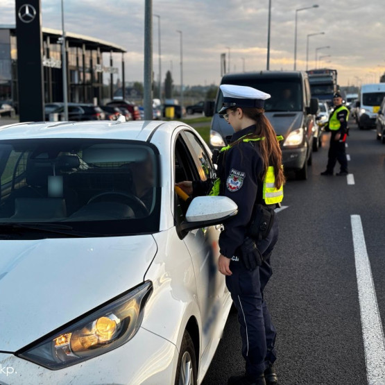 39-latek prowadził Renault po alkoholu z dwojgiem dzieci. Wpadł podczas kontroli