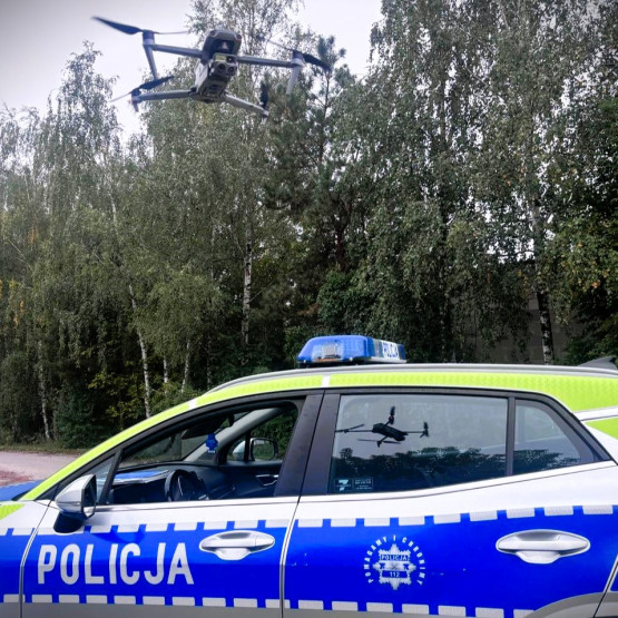Policyjny dron nad radiowozem podczas kontroli na przejeździe kolejowym. Fot. mazowiecka.policja.gov.pl