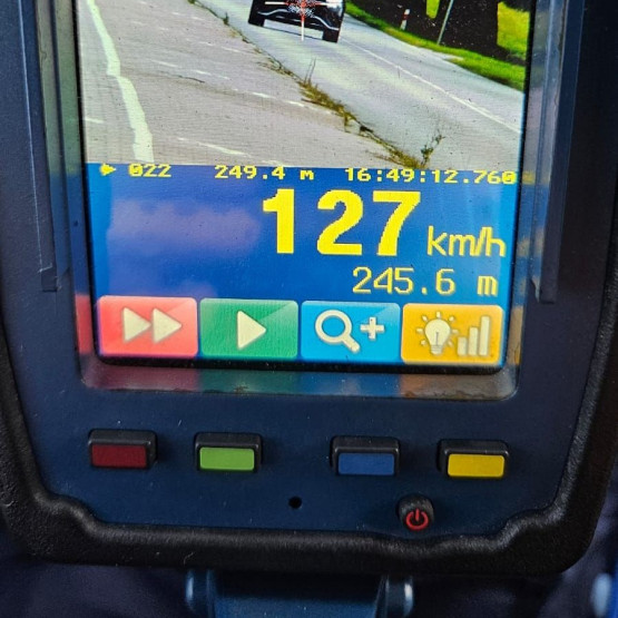Policyjny miernik prędkości pokazujący 127 km/h