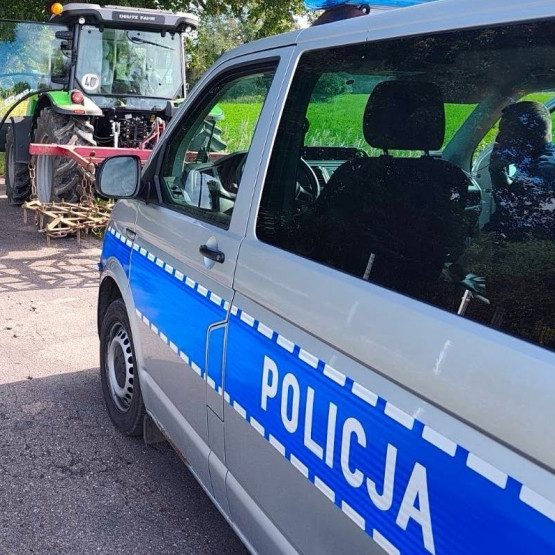 Policyjny radiowóz i ciągnik podczas kontroli w powiecie piskim, fot. pisz.policja.gov.pl
