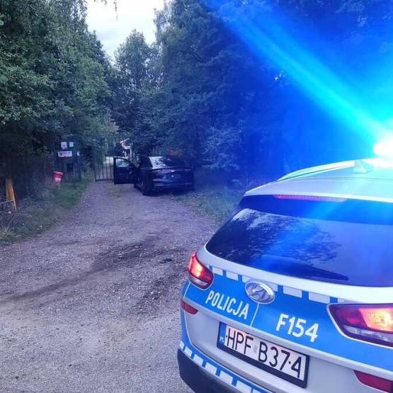 Policyjny radiowóz i odzyskany samochód Kia. Źródło: lodzka.policja.gov.pl