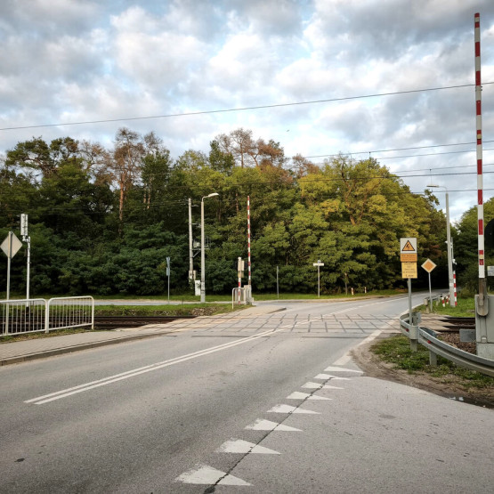 Przejazd kolejowo-drogowy w Jeziórku, przy którym policjanci zatrzymali kierowcę Toyoty. Źródło zdjęcia: piaseczno.policja.gov.pl.