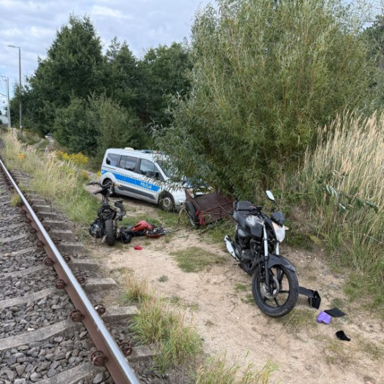 Radiowóz, motocykl z przyczepką i przewożony motorower