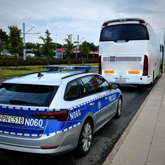Radiowóz Policji podczas kontroli autokaru w Gdańsku, źródło: gdansk.policja.gov.pl