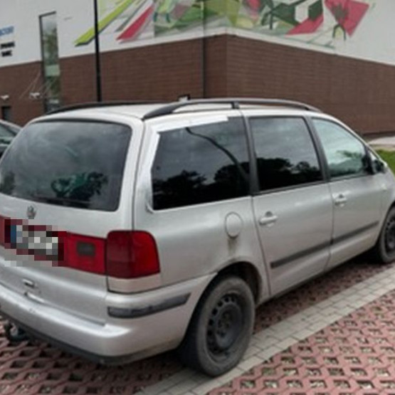 Samochód osobowy pokazany w materiale o interwencji w Trzebnicy. Źródło: policja.pl