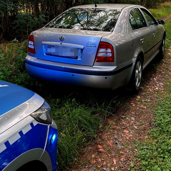 Skoda zatrzymana po pościgu na drodze leśnej; źródło: dolnoslaska.policja.gov.pl