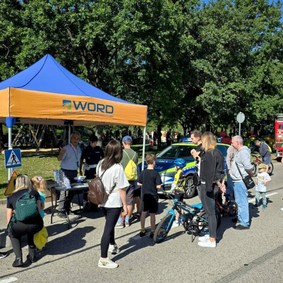 Stanowisko edukacyjne policji i WORD podczas zawodów rowerowych w Łodzi, źródło: lodz.policja.gov.pl