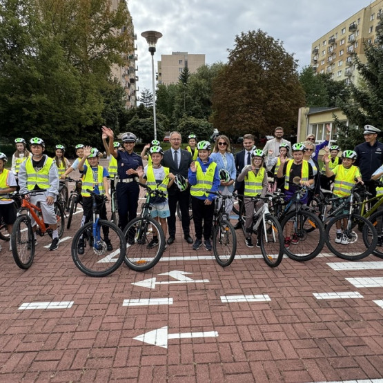 Uczniowie na rowerach w kaskach ochronnych podczas inauguracji akcji w Lublinie. Źródło: lubelska.policja.gov.pl.