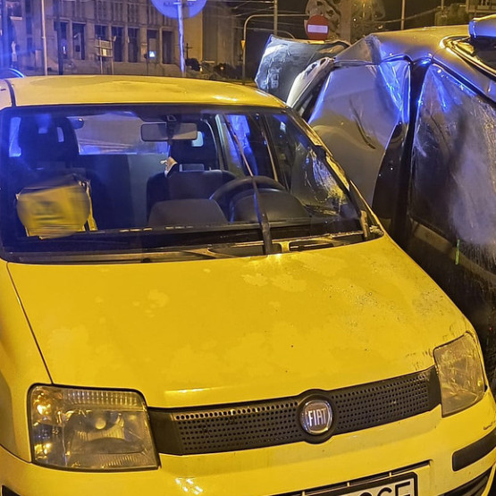 Uszkodzone samochody po policyjnym pościgu w Łodzi. Źródło: lodz.policja.gov.pl.