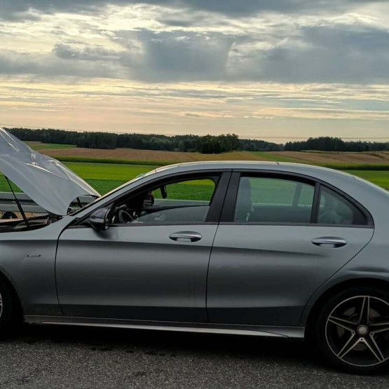 Uszkodzony Mercedes po wypadku na drodze S8 w pobliżu Prosienicy; zdjęcie: mazowiecka.policja.gov.pl