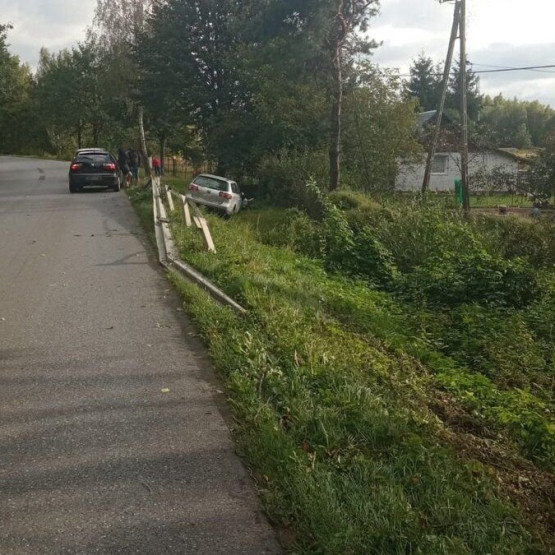 Volkswagen po zdarzeniu drogowym w Lipinach, źródło: policja.pl