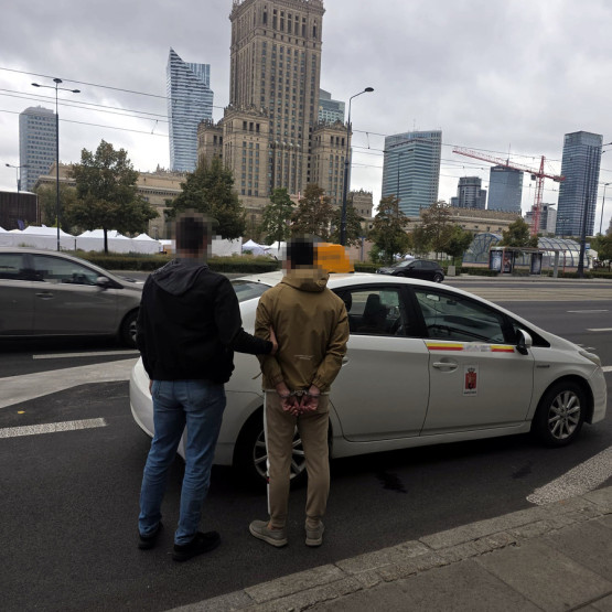 Zatrzymanie kierowcy przewozu osób przy ulicy Marszałkowskiej w Warszawie, źródło: srodmiescie.policja.gov.pl