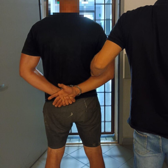 Zatrzymany 28-letni kierowca prowadzony przez policjanta. Zdjęcie: mazowiecka.policja.gov.pl