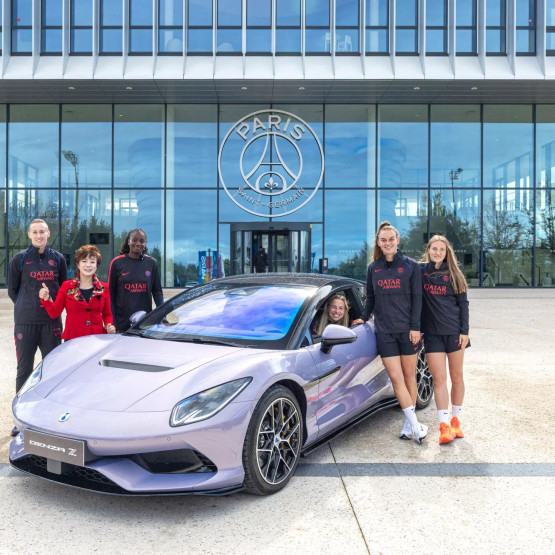 BYD przekazał samochody całej kobiecej drużynie Paris Saint-Germain