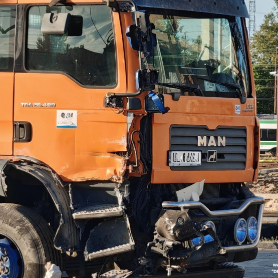 Źródło ksp.policja.gov.pl: ciężarówka po zderzeniu z lokomotywą na przejeździe kolejowym