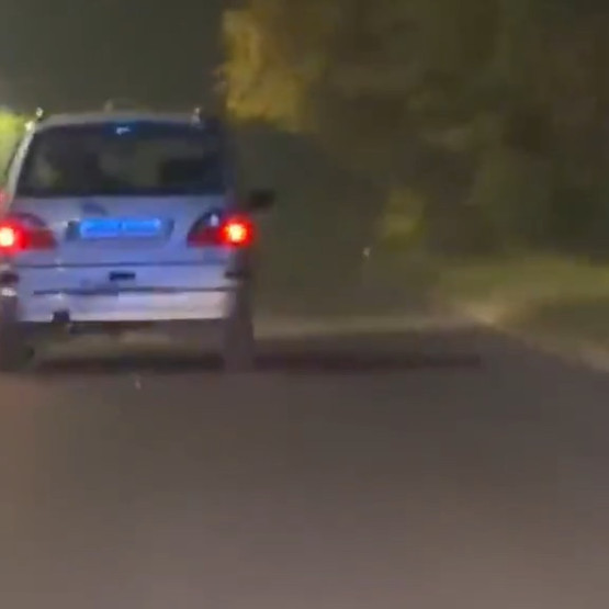 Biały Ford podczas nocnej ucieczki przed policją — klatka z wideo, źródło: policja.pl