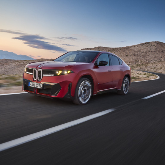 BMW iX4 zadebiutuje w marcu 2027 roku. Zasięg ma sięgać 828 km